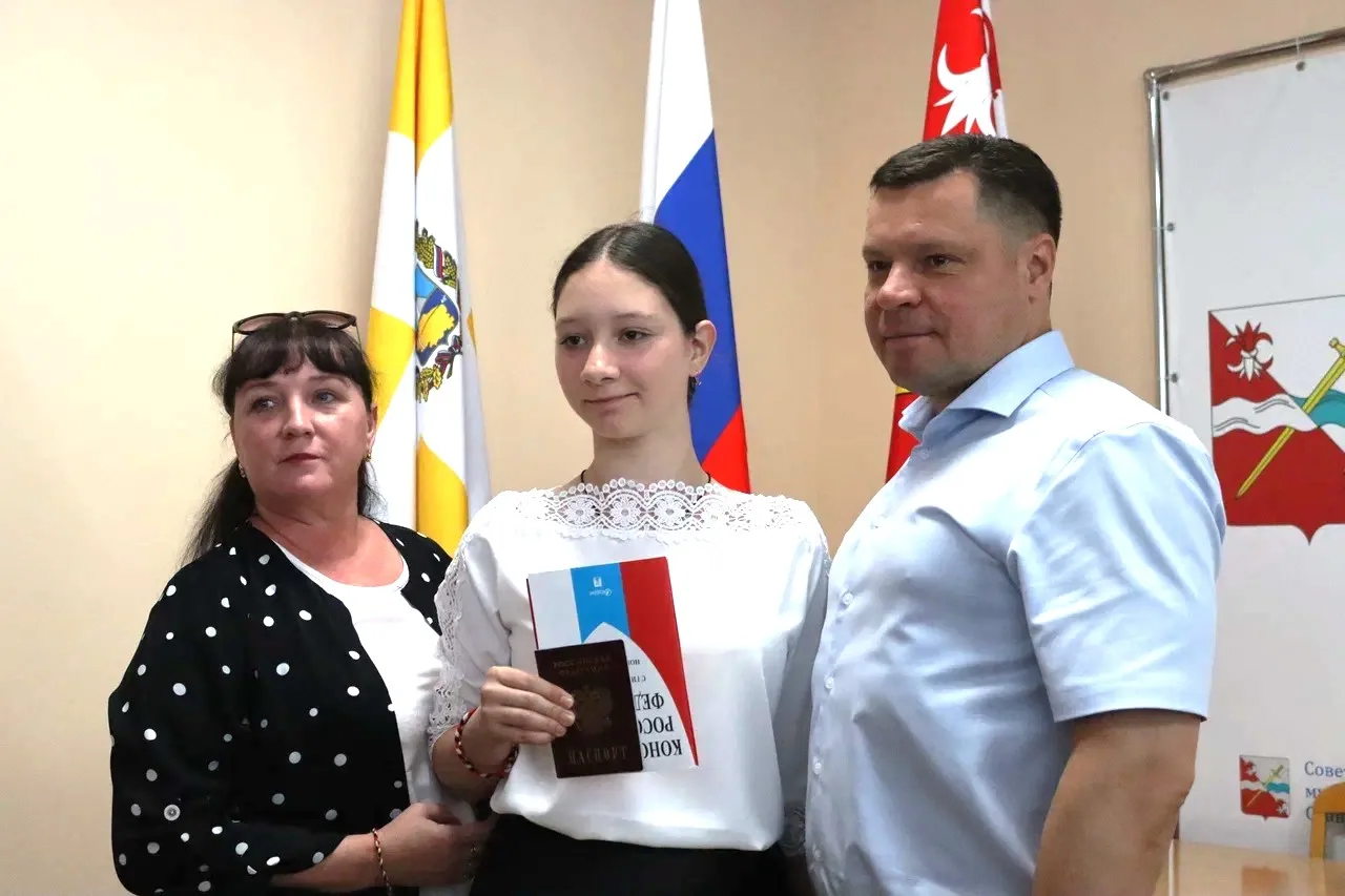 Паспорта в руки — ответственность в душе и гордость в сердце

В преддверии Дня России 15 школьников 