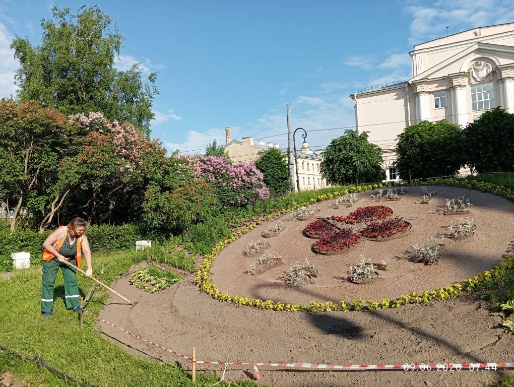 АО "СПП "Центральное" продолжает превращать город в цветущий сад 🌸

Работы в цветниках, на клумбах 