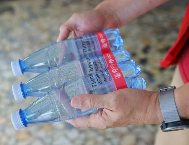 💧 Пассажирам электричек бесплатно раздают воду на московских вокзалах из-за жары

Получить воду мож