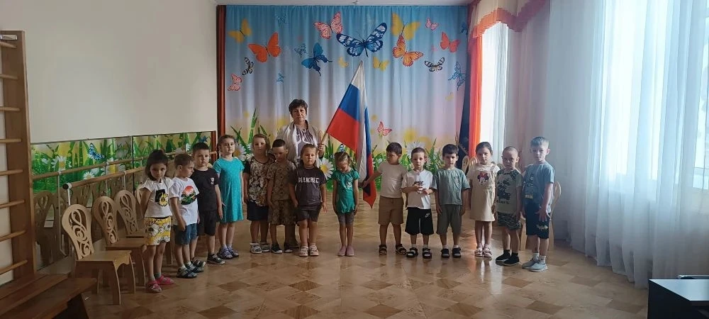 🇷🇺 С чего начинается Родина? Для наших малышей — с утреннего поднятия флага!