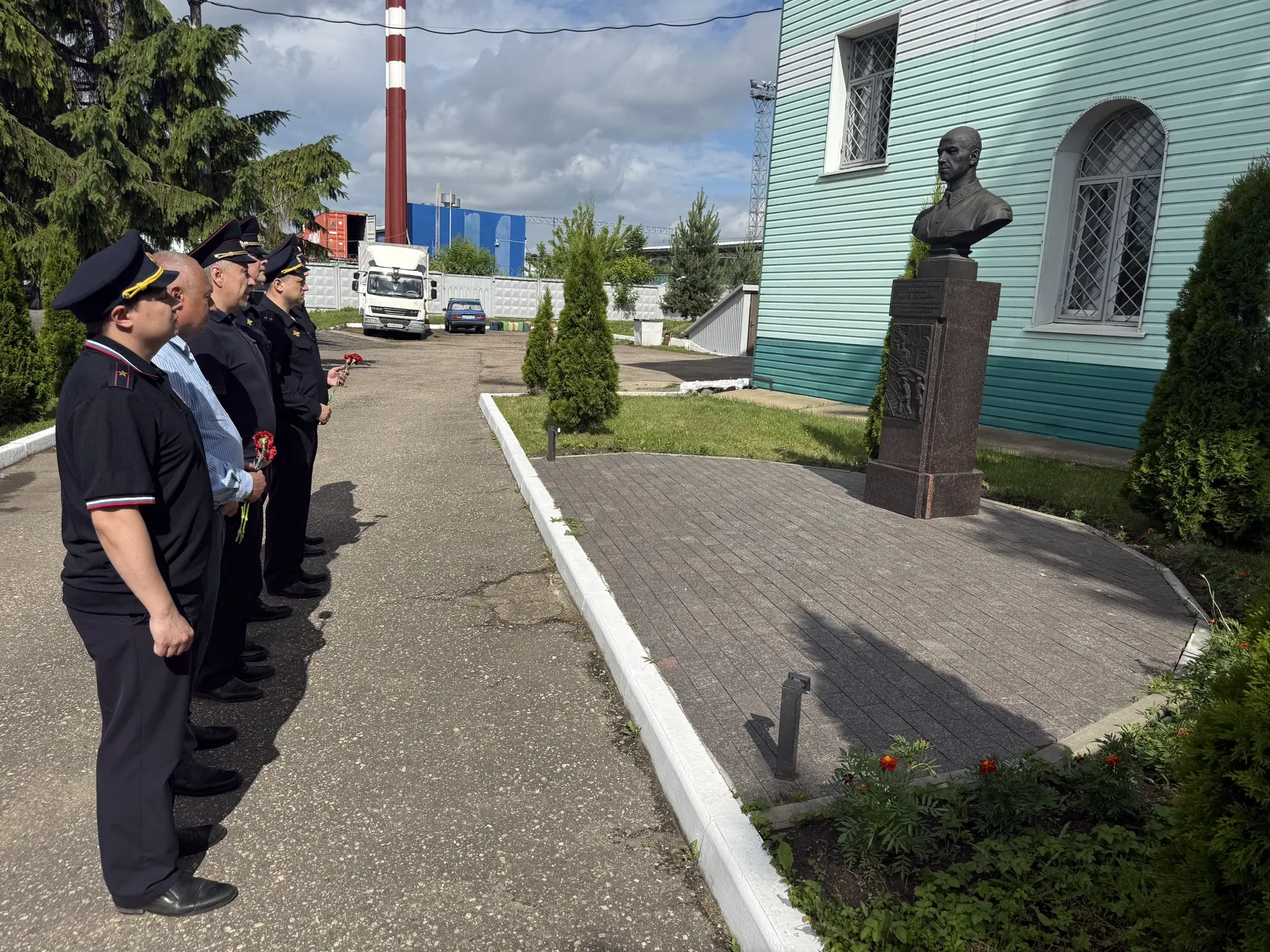 В преддверии Дня памяти и скорби смоленские транспортные полицейские и общественники по...