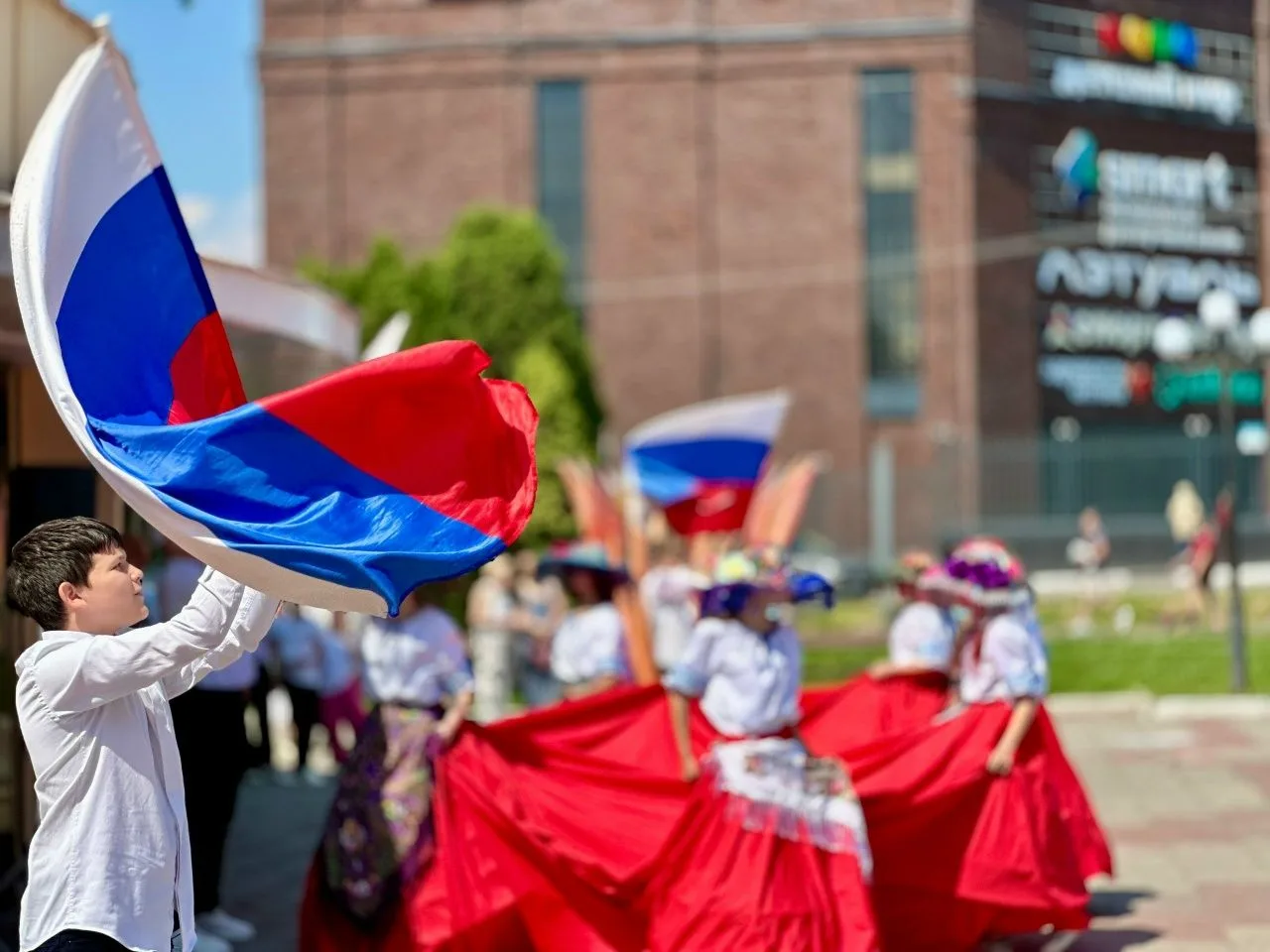 12 июня, в День России, на площадке перед Дворцом культуры «Павлово‑Покровский» состоялся праздничны