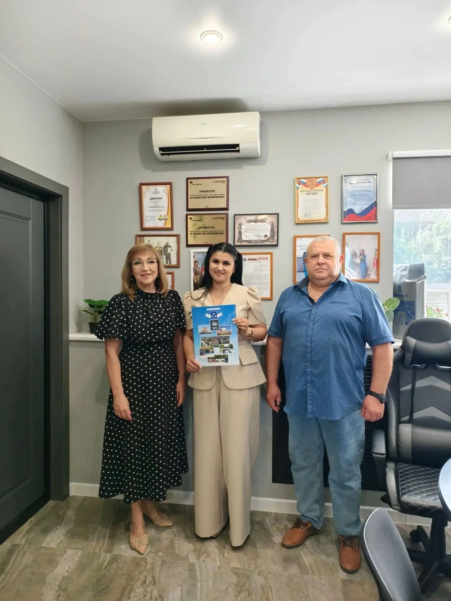 Помощь фронту: наш общий вклад в Победу! 🇷🇺

«Каждый шаг к миру приближают люди с большим сердцем 