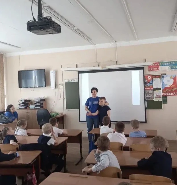 Наши самые юные ученики, ребята из 1 В класса, встретились с настоящими героями — добровольцами поис