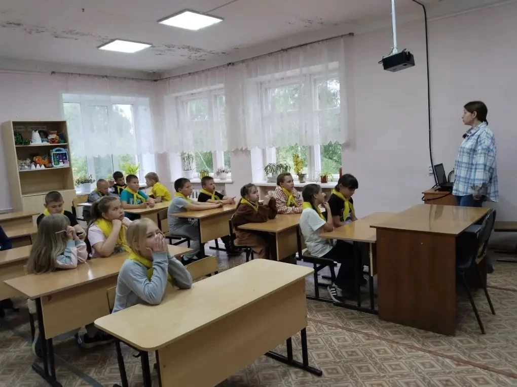Понедельник - по-настоящему насыщенный день в школьном лагере. Начали с важного — минутки безопаснос