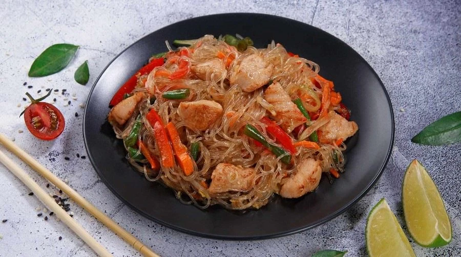 Фунчоза с курицей и овощами