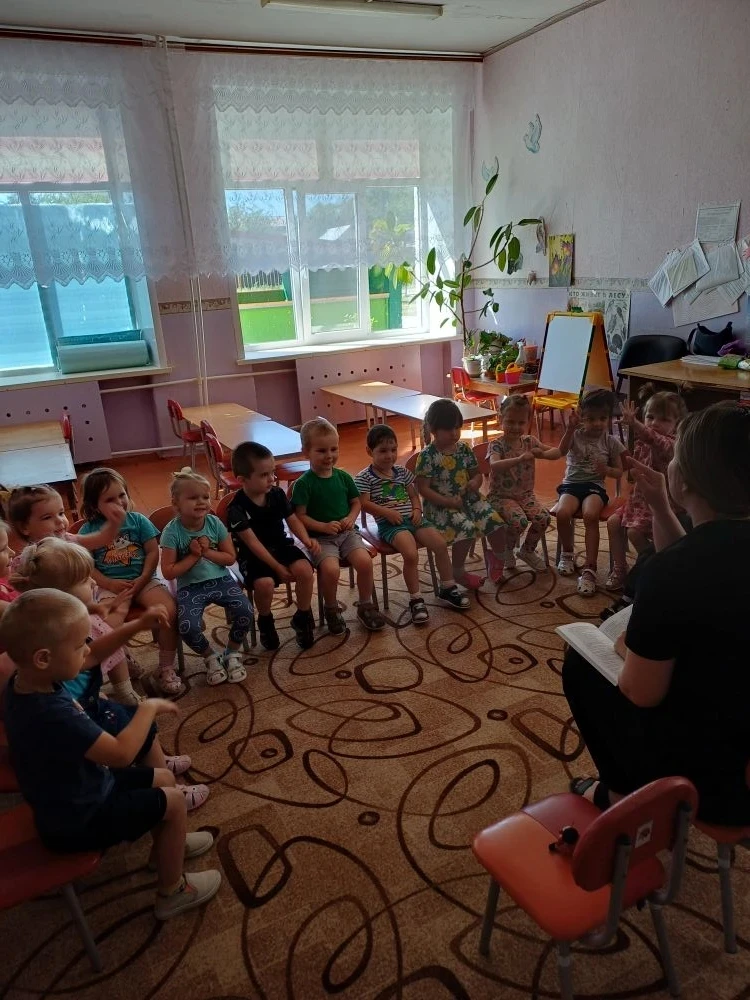 Сегодня к малышам в гости пришла яркая гостья — божья коровка. Занятие началось с ритуа...