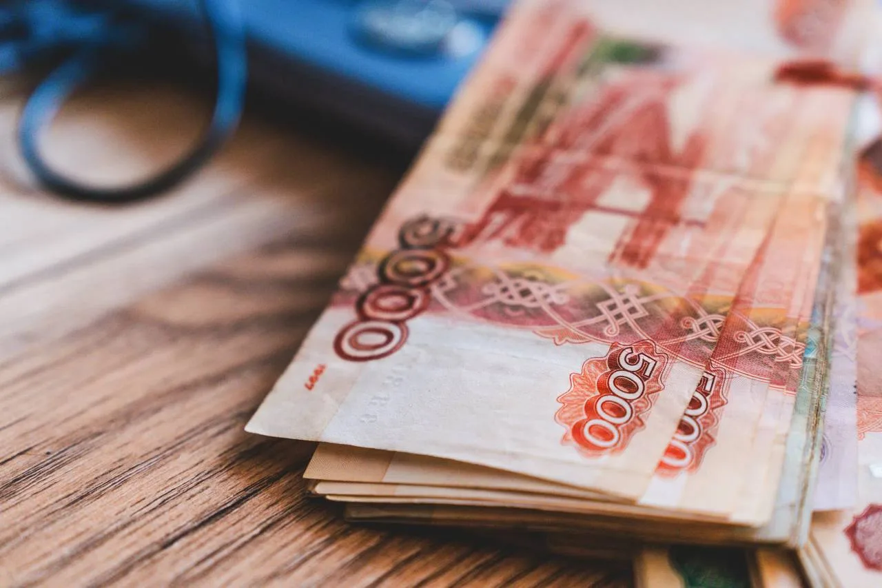 💰 Каждый пятый россиянин получает больше 100 тысяч рублей в месяц