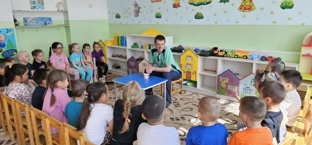 🦷 В гостях у дошколят: важный урок от настоящего стоматолога!
 
Сегодня к нашим ребятам пришел необ