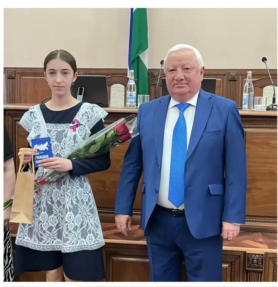 🇷🇺 ТОРЖЕСТВЕННЫЙ МОМЕНТ: ПОЛУЧЕНИЕ ПЕРВОГО ПАСПОРТА!Поздравляем наших учеников — Заура Мурзаканова