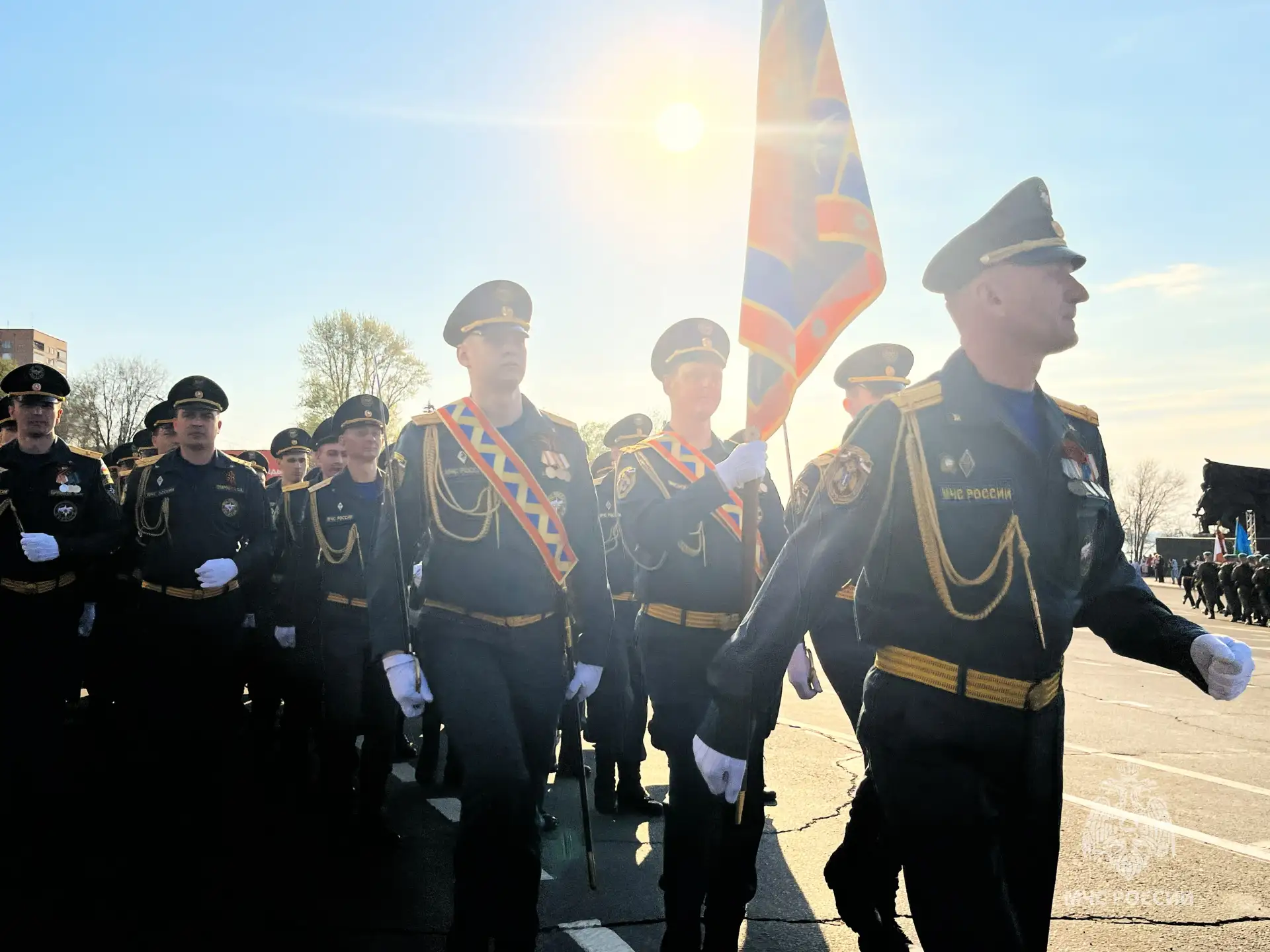 Сотрудники МЧС России в парадном строю  На площади 30-летия Победы состоялся парад, посвящённый 81-й