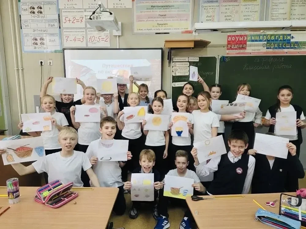 В нашей школе проходит декада начальных классов. В этом году под названием Год единства народов Росс
