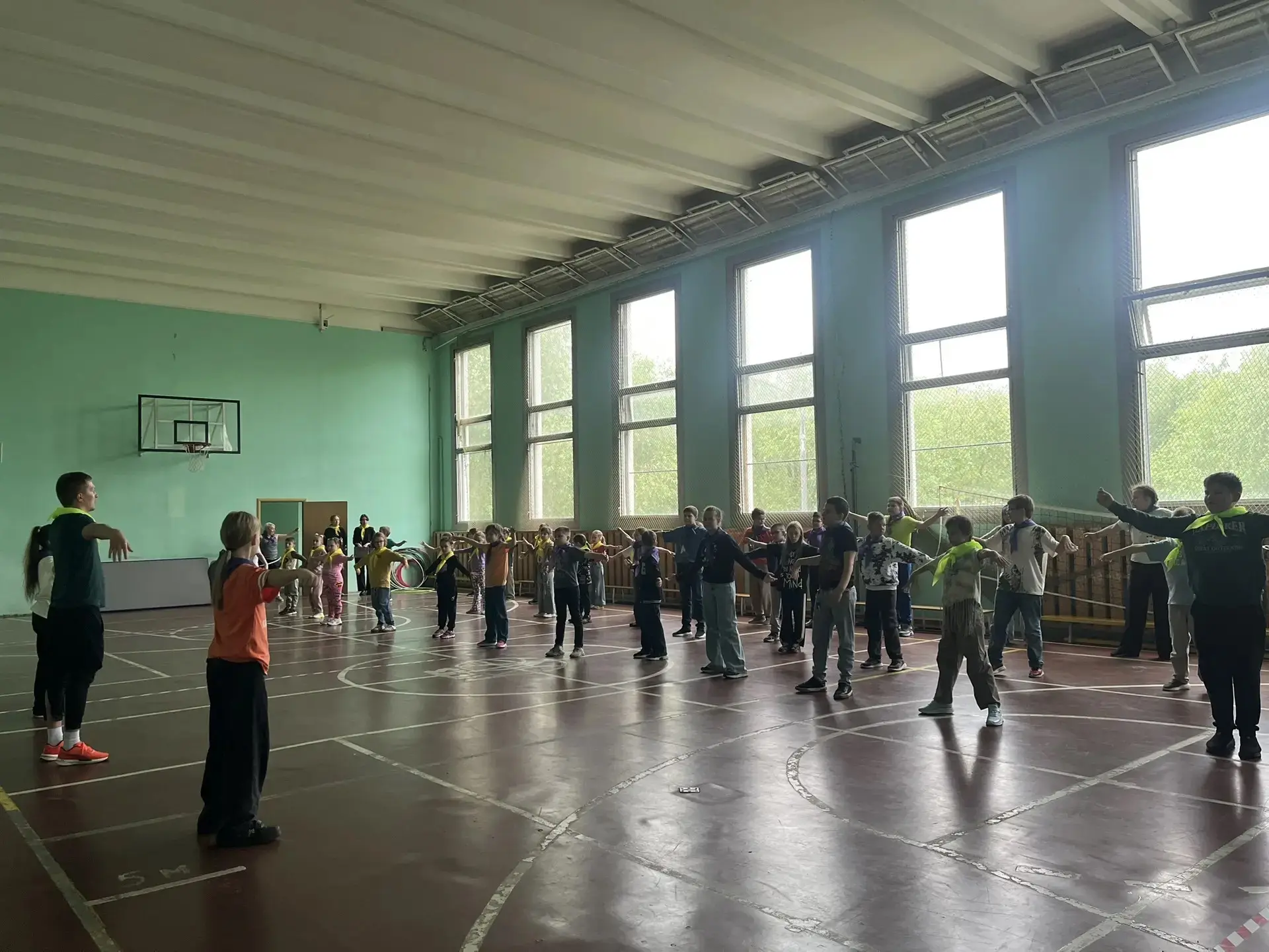 В нашем лагере было особенно насыщенно, несмотря на дождливую погоду! 🌧️

🏋️‍♂️ Зарядка в зале  
Д