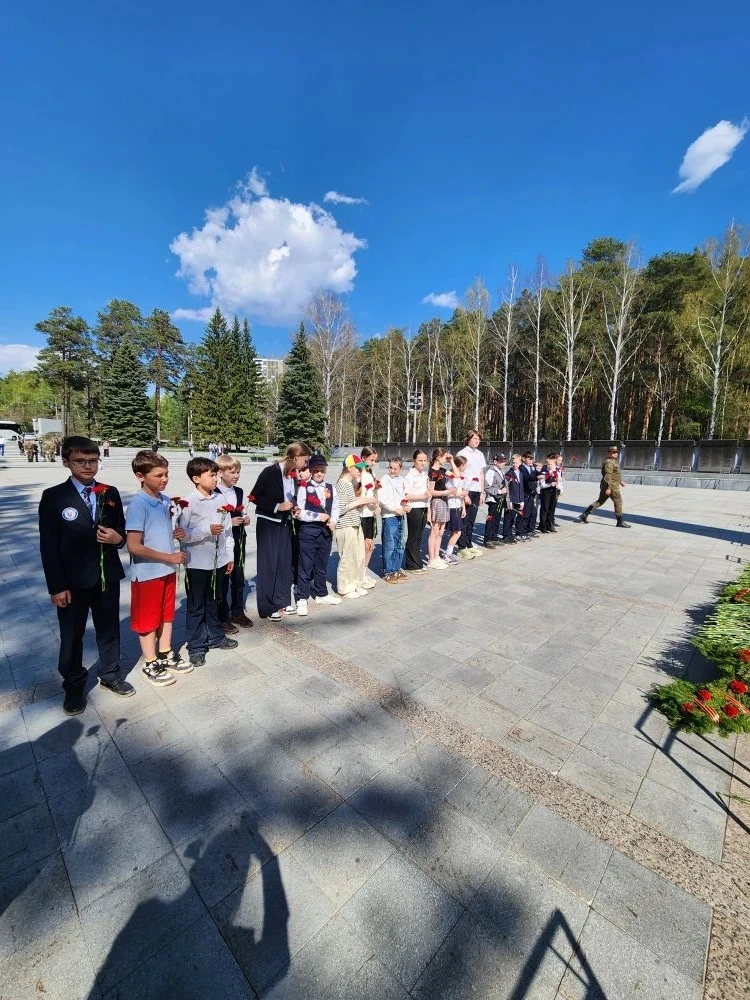 Патриотическая экскурсия 🇷🇺   6 МАЯ в преддверии праздника великой ПОБЕДЫ обучающиеся МАОУ лицея 180
