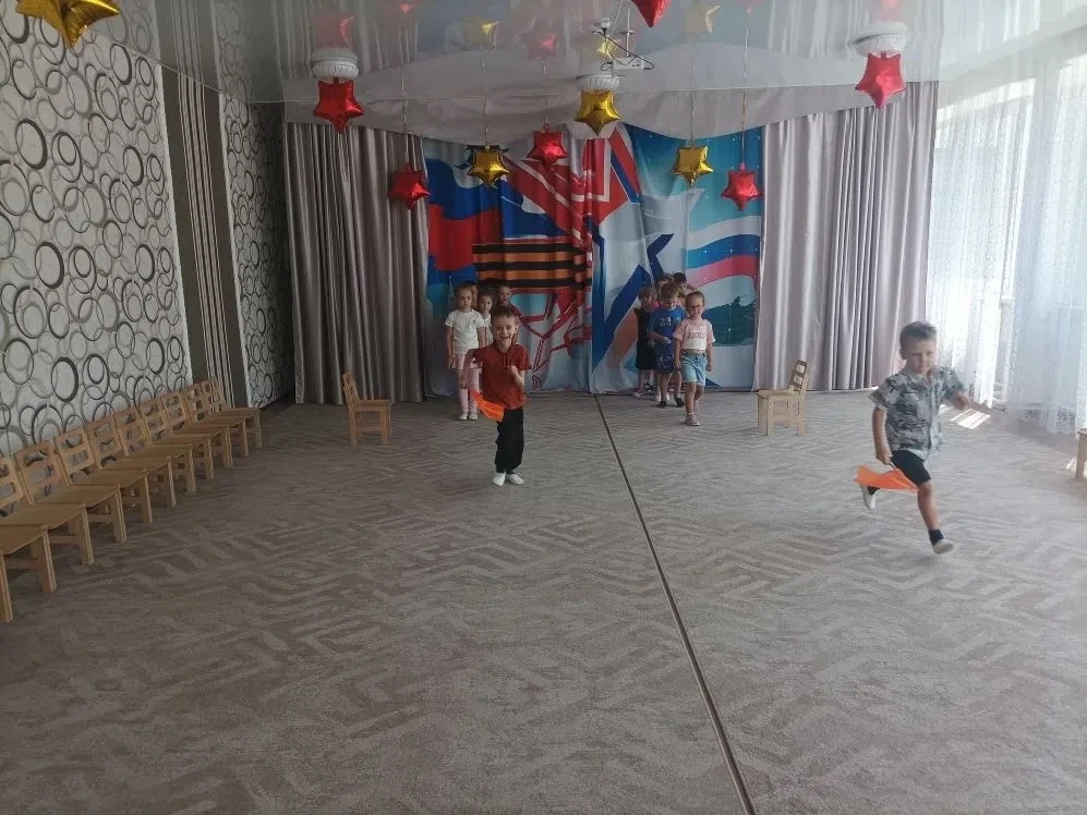 Лето - самое время играть во множество подвижных игр, которые развивают ловкость, быстроту реакции, 