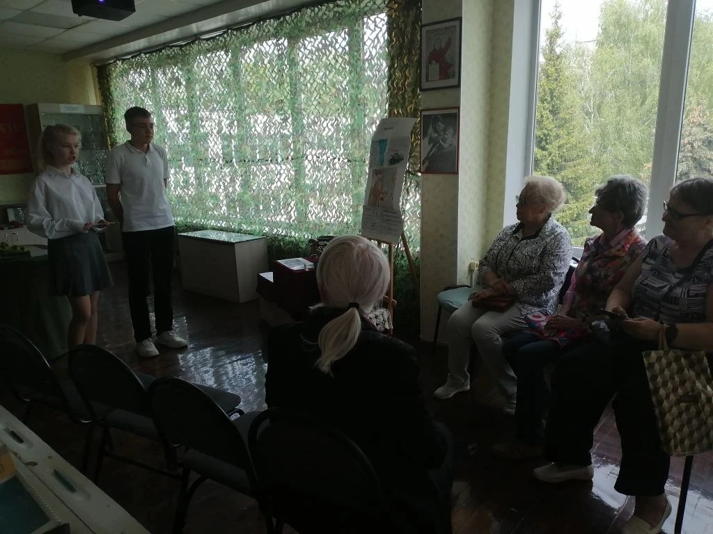 Встреча поколений в музее «35 измерение»: экскурсия для Совета ветеранов.   15 мая в школьном музее 