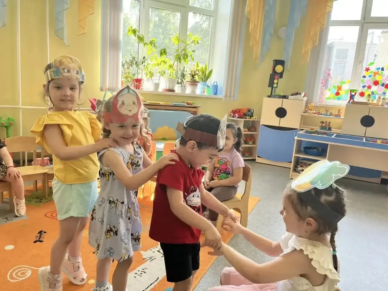 Малыши из группы «Кроха» отправились в волшебную сказку. Ее название вы узнаете сами 😉. В спектакле