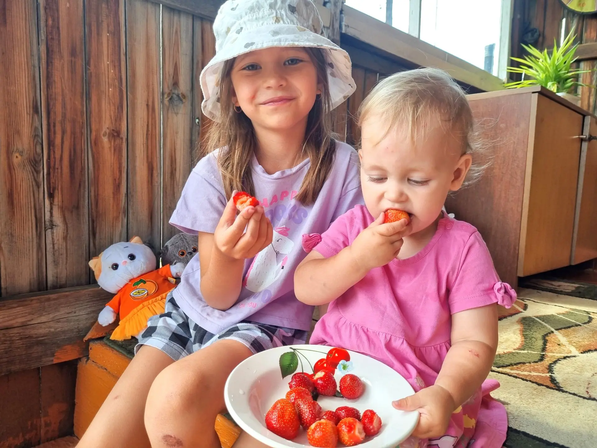 Вот и мы дождались вкусняшку прямо с грядки🍓

Ягодами в ленте наверное уже никого не удивить. Но у 