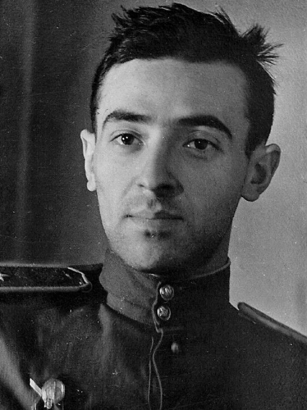 Владимир Этуш учился в Щукинском училище, когда началась Великая Отечественная война. У него была ст