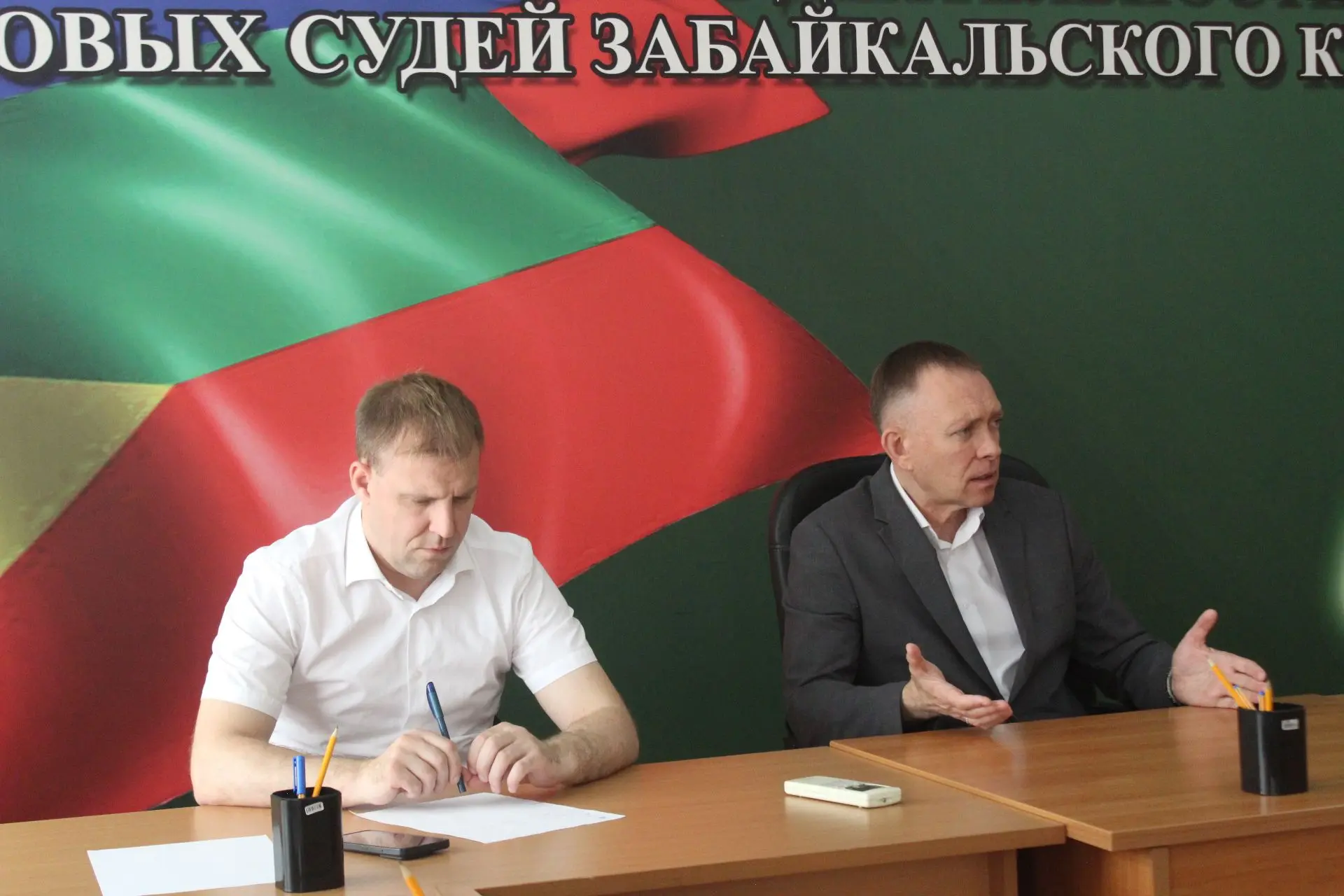 Руководитель Департамента Альберт Сергеевич провёл внеплановое совещание с начальниками отделов, на 