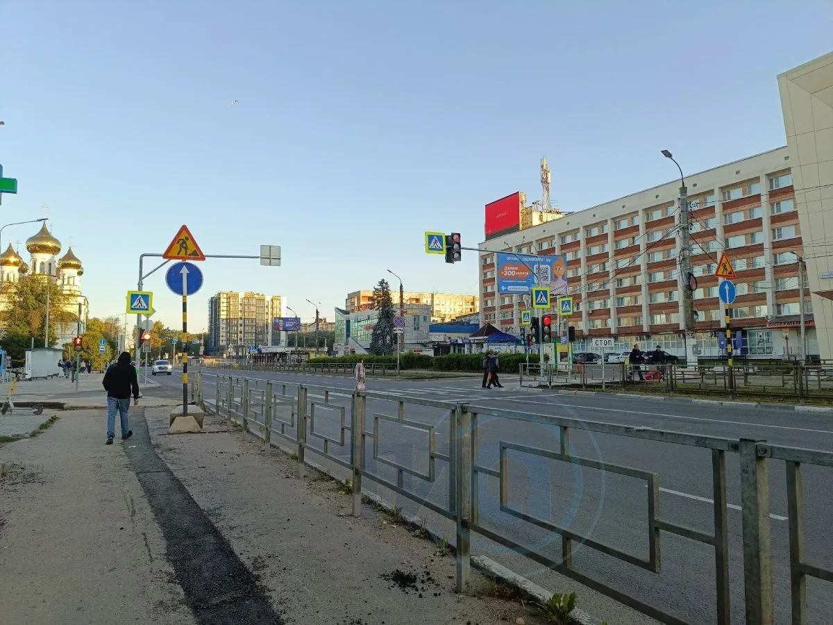 В Твери у железнодорожного вокзала заработал новый светофор. Подробнее на ТИА
