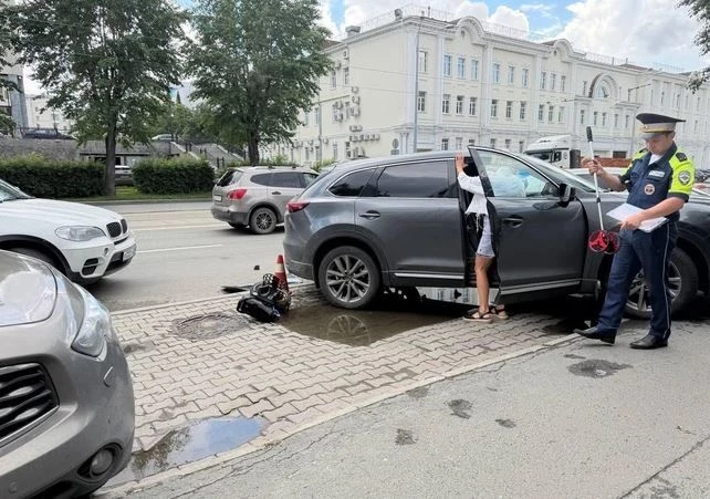 В центре Екатеринбурга столкнулись авто и водитель моноколеса. Отметили, что в аварии есть пострадав