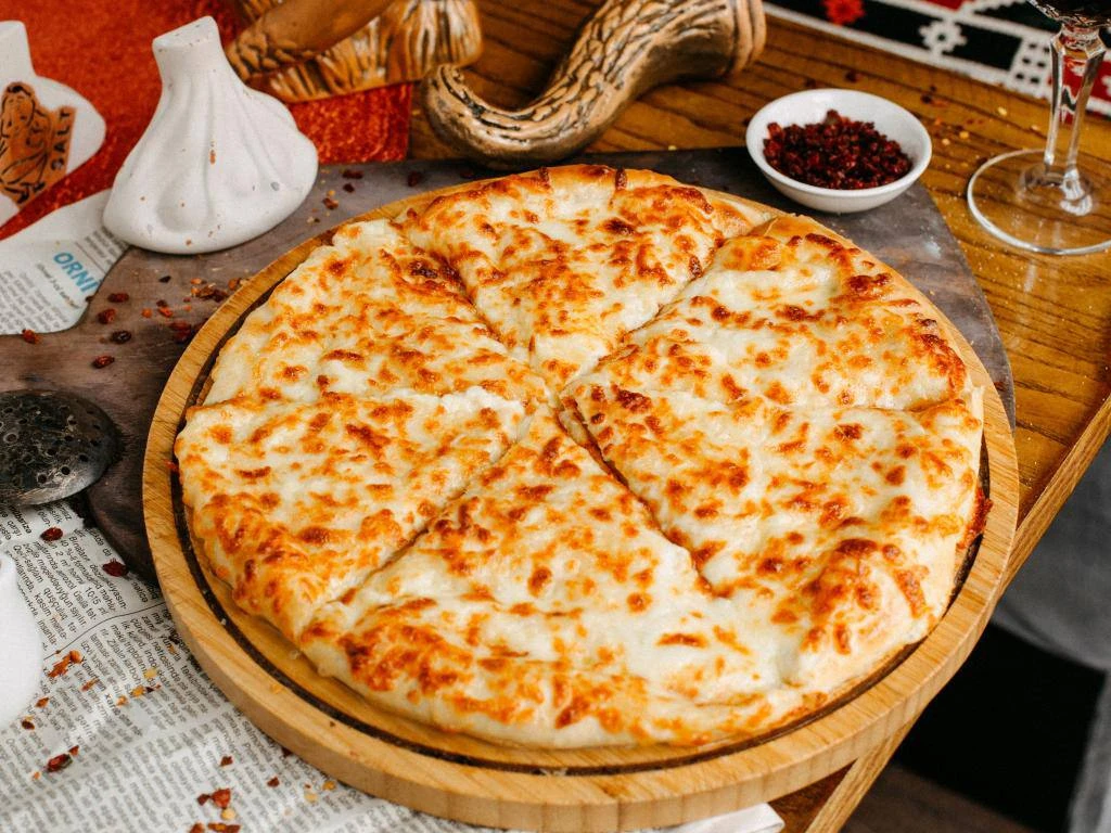 🍜 Ленивое хачапури на сковороде

📝 Ингредиенты:

🌾 Мука — 200 г
🧀 Тёртый сыр — 300 г
🥛 Молоко —