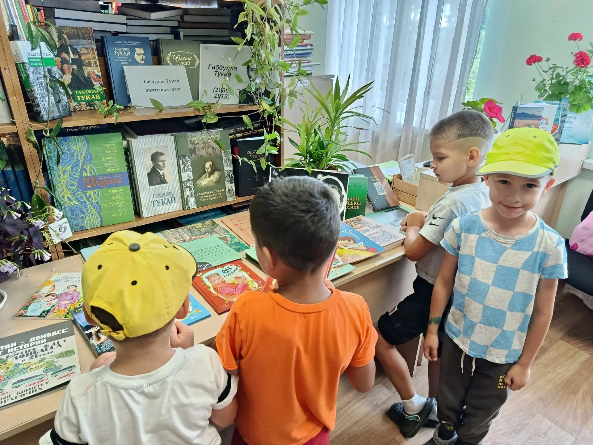 Әйшияз авыл китапханәсендә  Г.Тукайның тууына 140 ел тулу уңаеннан, "Тукайны бергәләп укыйбыз" проек