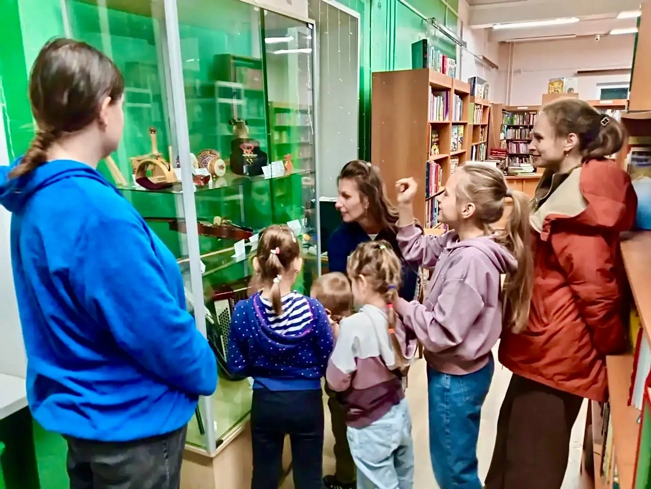 В библиотеке "Дачная" открылась выставка музыкальных инструментов, посвящённая Дню музы...