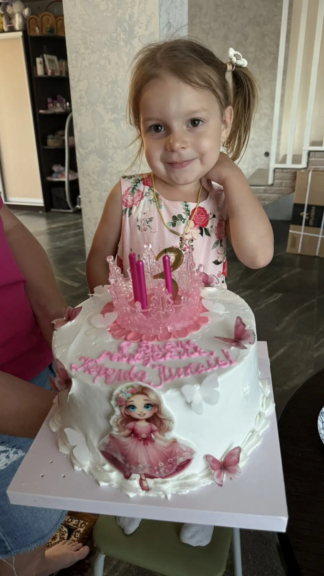 Сегодня день рождения у нашей крестницы🥰Вчера ей с Анапы тортик привезли. Называет себ...
