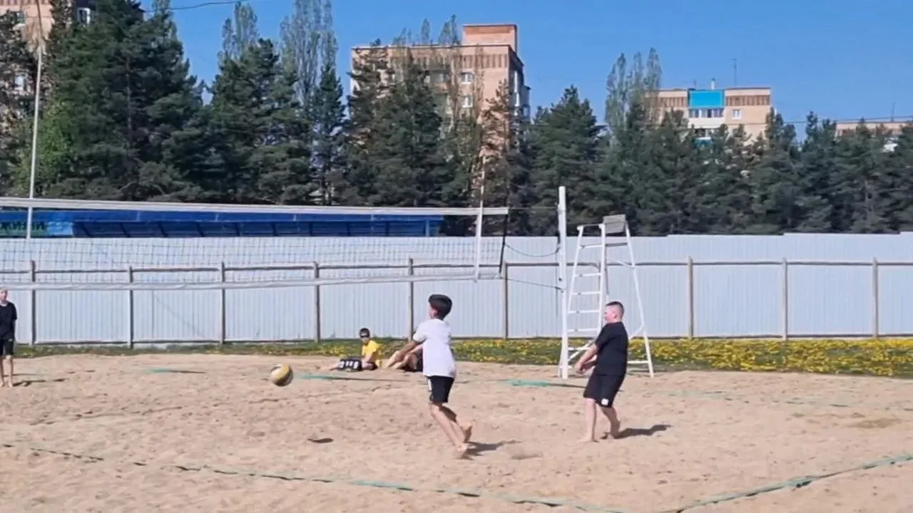 Открыт сезон пляжного волейбола в спортивной школе «Юность»!   На этой неделе спортсмены вышли на пе