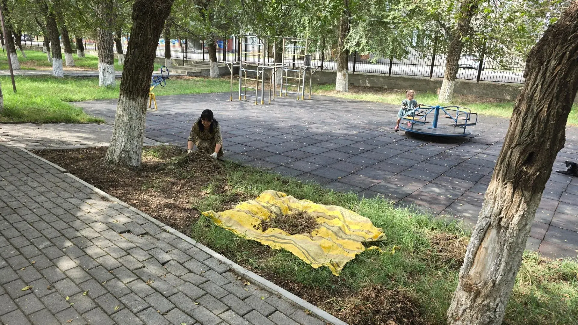 Коллектив Тарумовской центральной библиотеки принял активное участие в субботнике. 💯С ...
