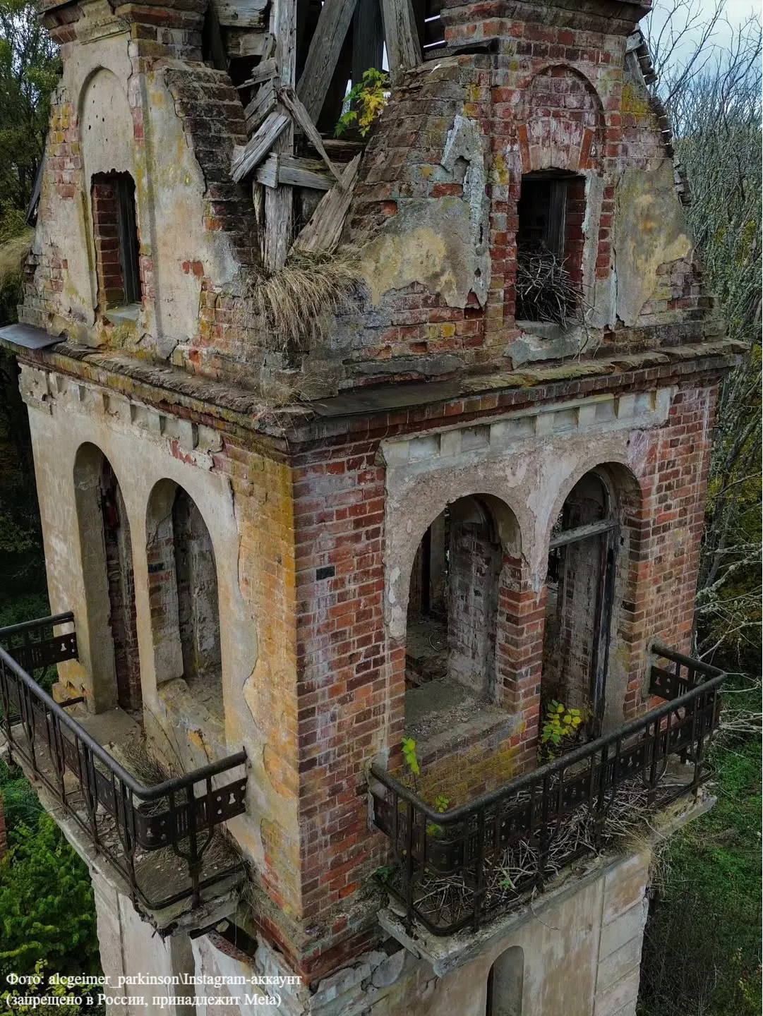 Замок Рапунцель в Новгородской области 🏰  Так его прозвали из-за башенки, которая до сих пор виднеет