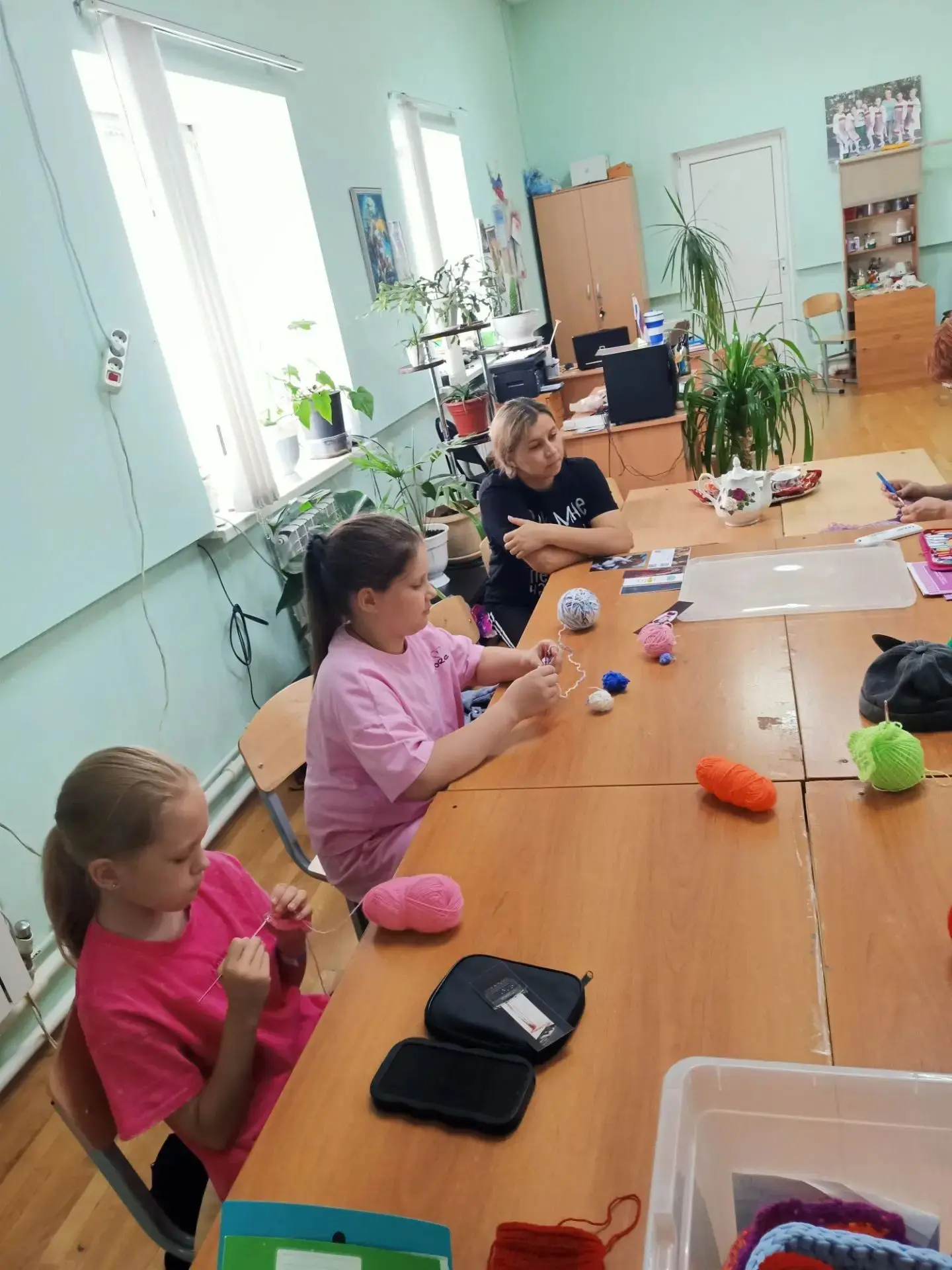 ☕️✨ Уютное занятие в «Крючочках-клубочках»!

Сегодня на нашем кружке мы не только вязали, но и погру