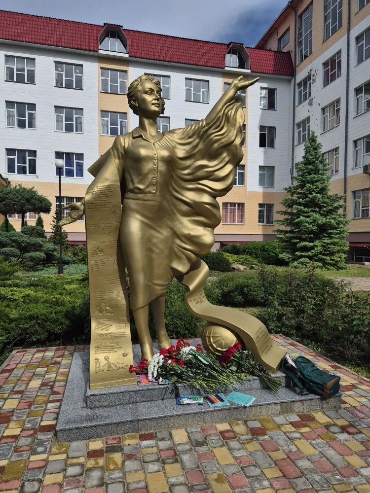 🕯Лутугинская СШ № 1 почтила память детей, погибших в Старобельске