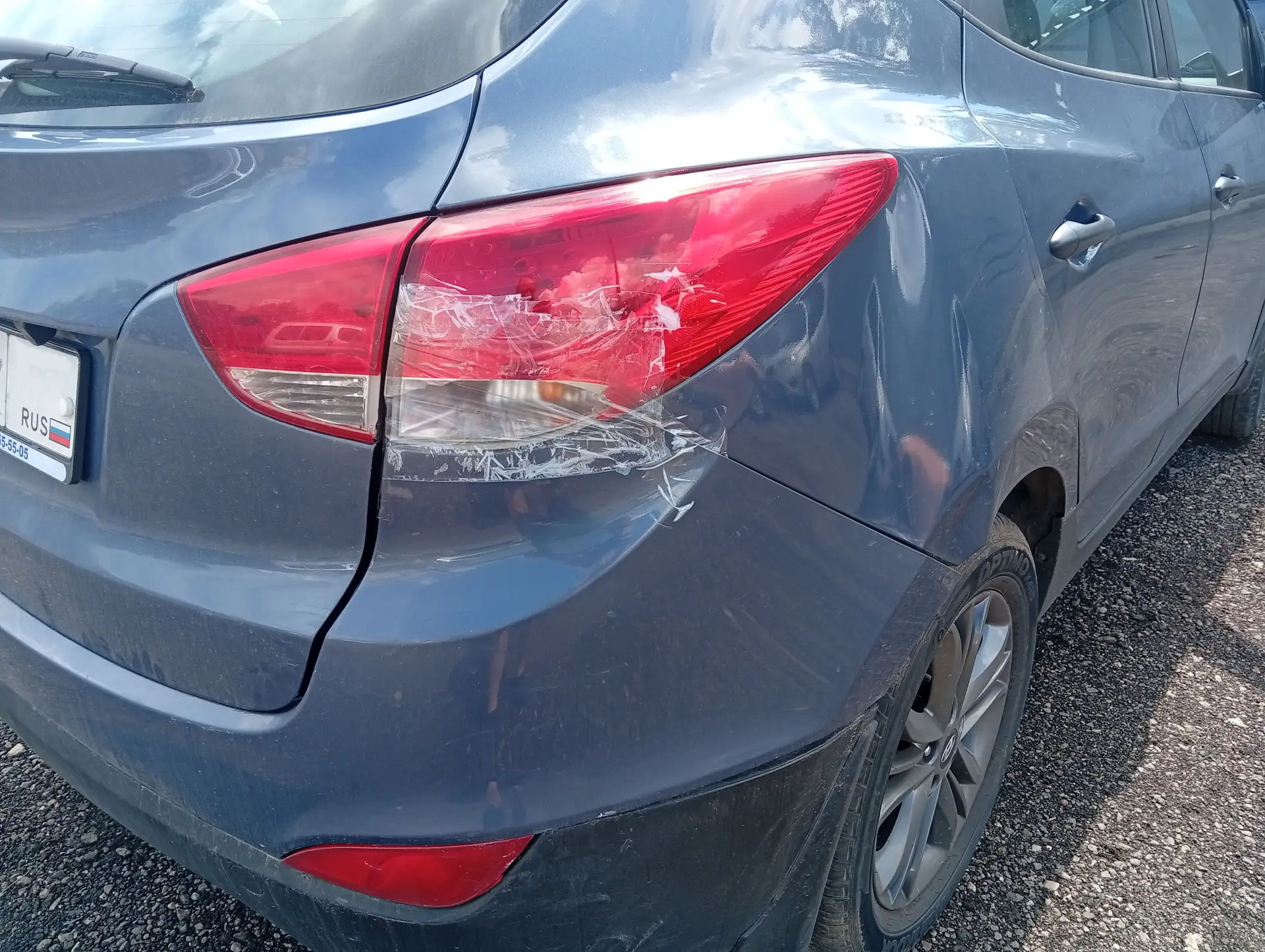 Пятничный вечер, пожилой человек на Hyundai ix35 приехал на свою дачу к супруге. И тут ...