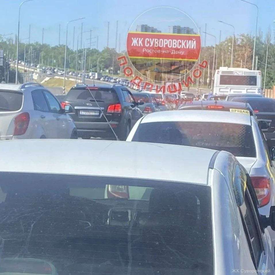 Жители Суворовского попали в дорожный коллапс из-за ремонта на кольце Королёва в Ростове

Улицы Особ