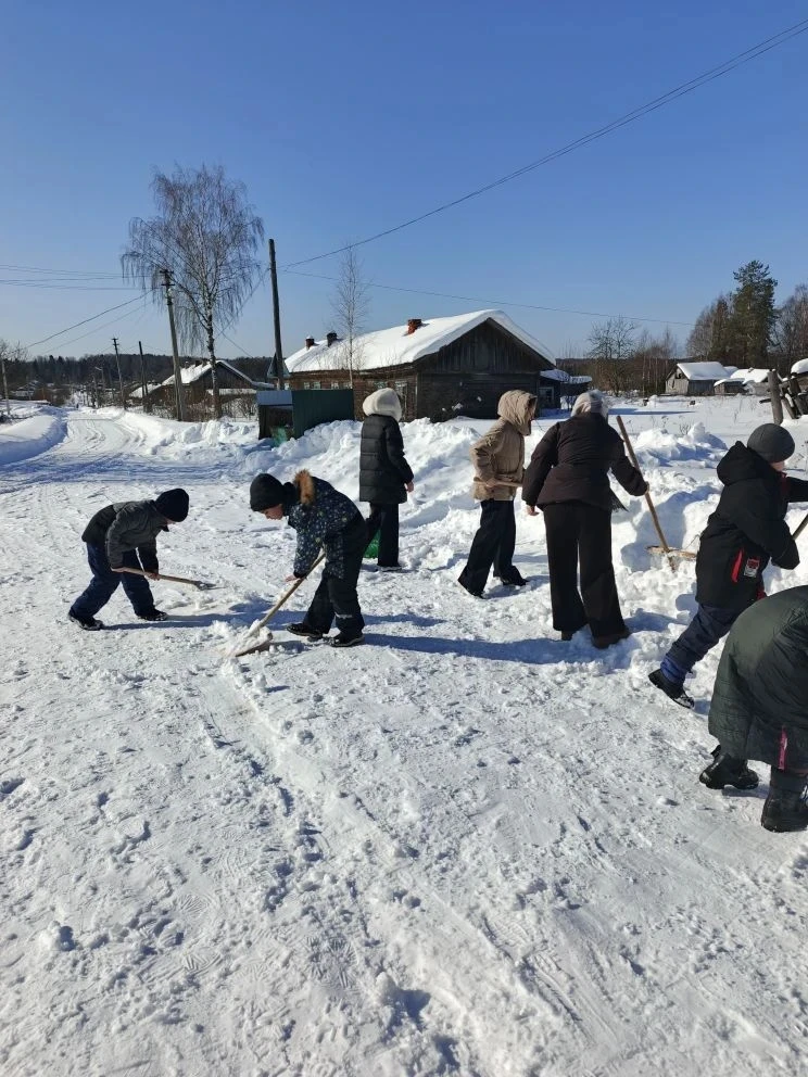 Трудовой десант МОУ Красильниковской ООШ вышел на расчистку снега, готовим площадку к п...