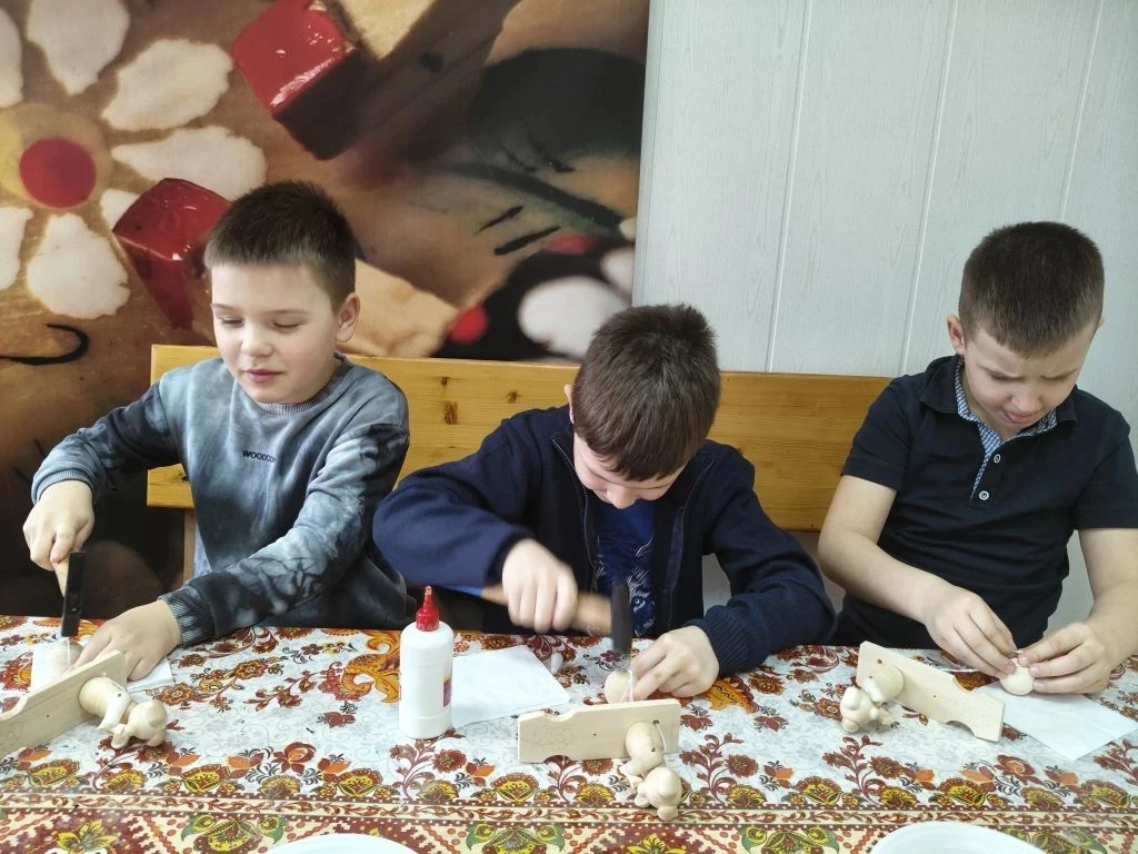 11 апреля 1г класс с классным руководителем Бондарь О. И. посетили музей Богородской игрушки. Ребята