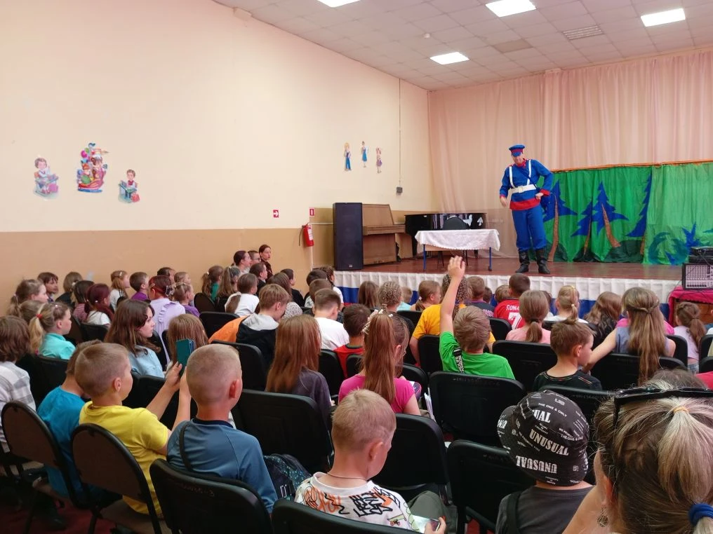 Сегодня в лагере случилось настоящее чудо — к нам в гости приехали настоящие артисты! И не с пустыми