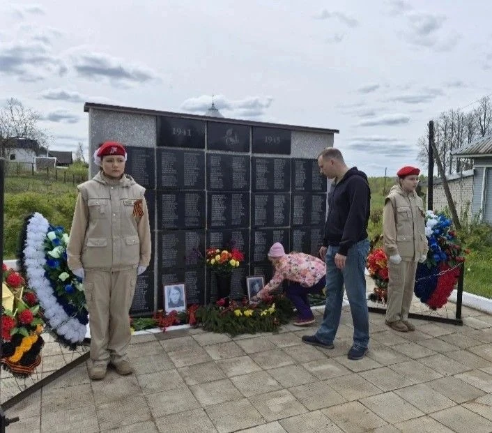 ✅ Представители юнармейского отряда "Ястреб", Желагина Валерия (8д)и Куликова Ксения (7г), 9мая в с.