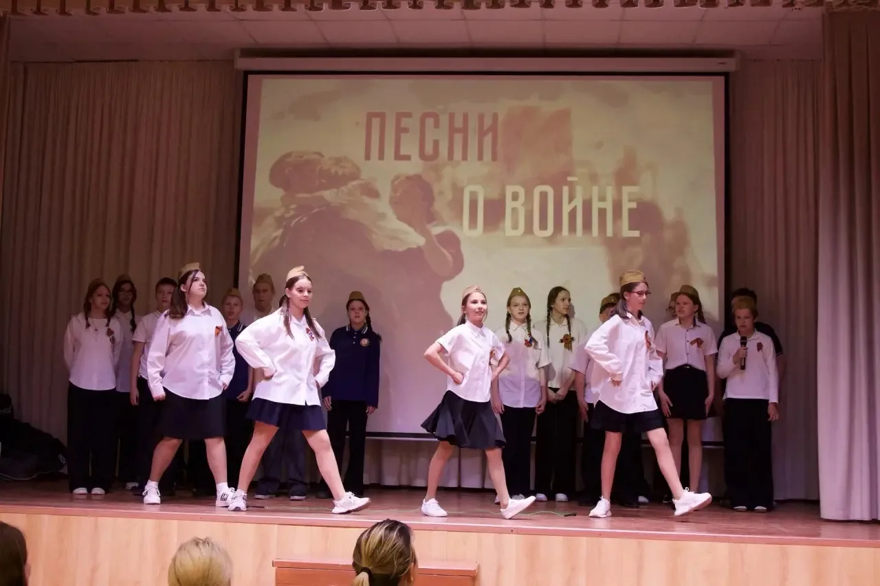 ПЕСНИ ПОБЕДЫ  Песня во время войны стала духовным оружием фронта и тыла. У каждой – своя история, св