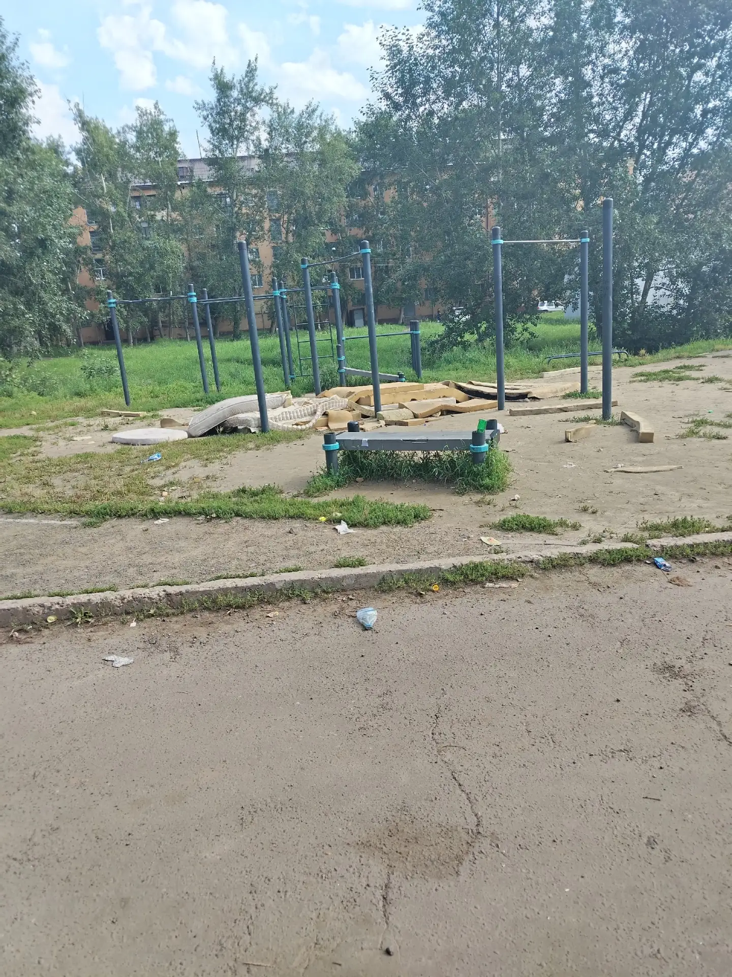 Детская площадка на Кирова 12а... Грязные вонючие матрасы размножаются  с нереальной ск...