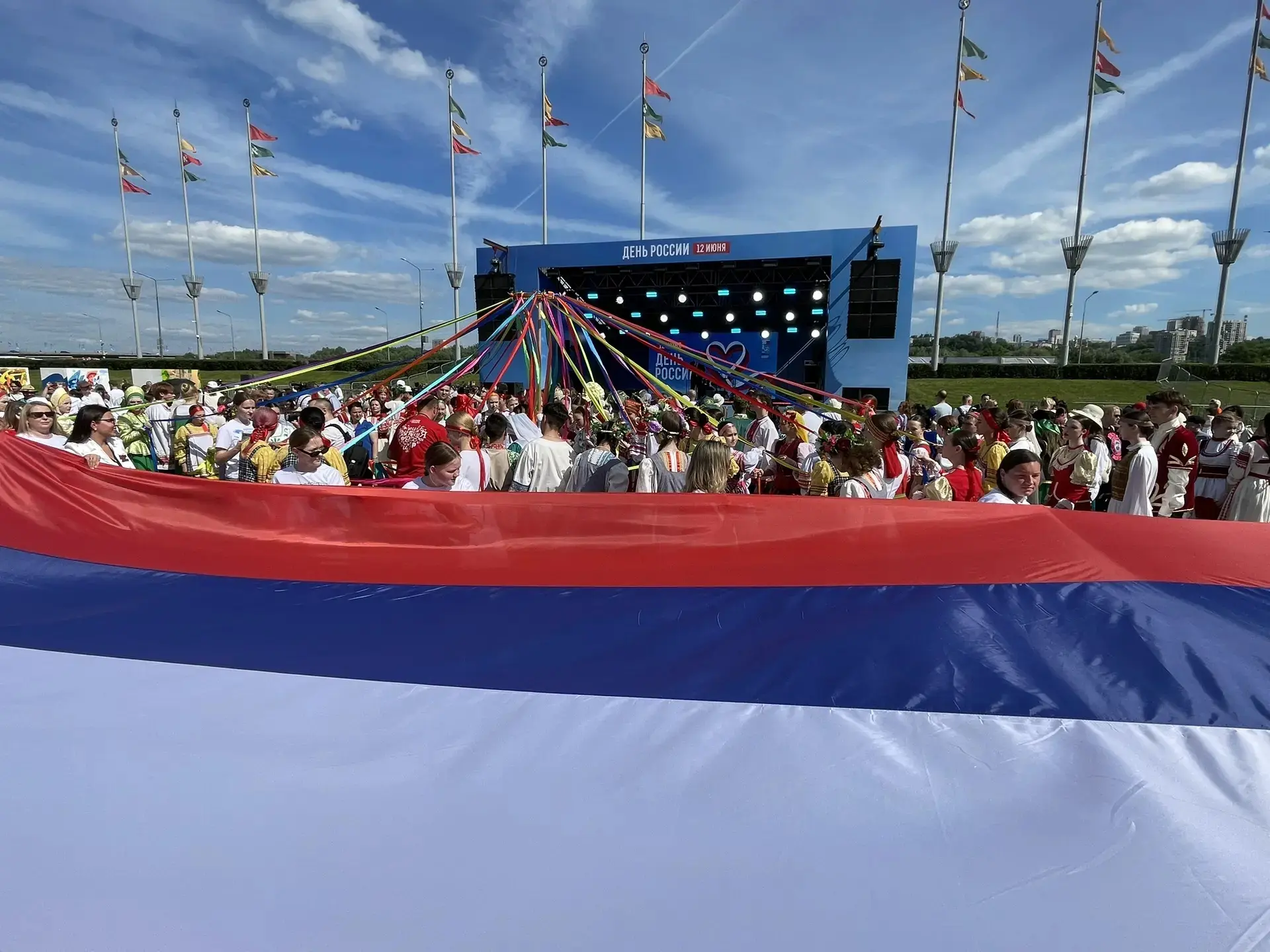 Какой день! Какое небо! Какие люди! ❤️🇷🇺

Приезжайте на Ярмарку — здесь сегодня по-настоящему праз