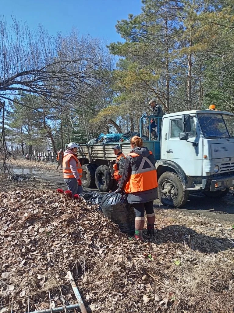 На городских кладбищах продолжается уборка мусора  С начала рабочей недели сотрудники МБУ «ЖКХ и бла