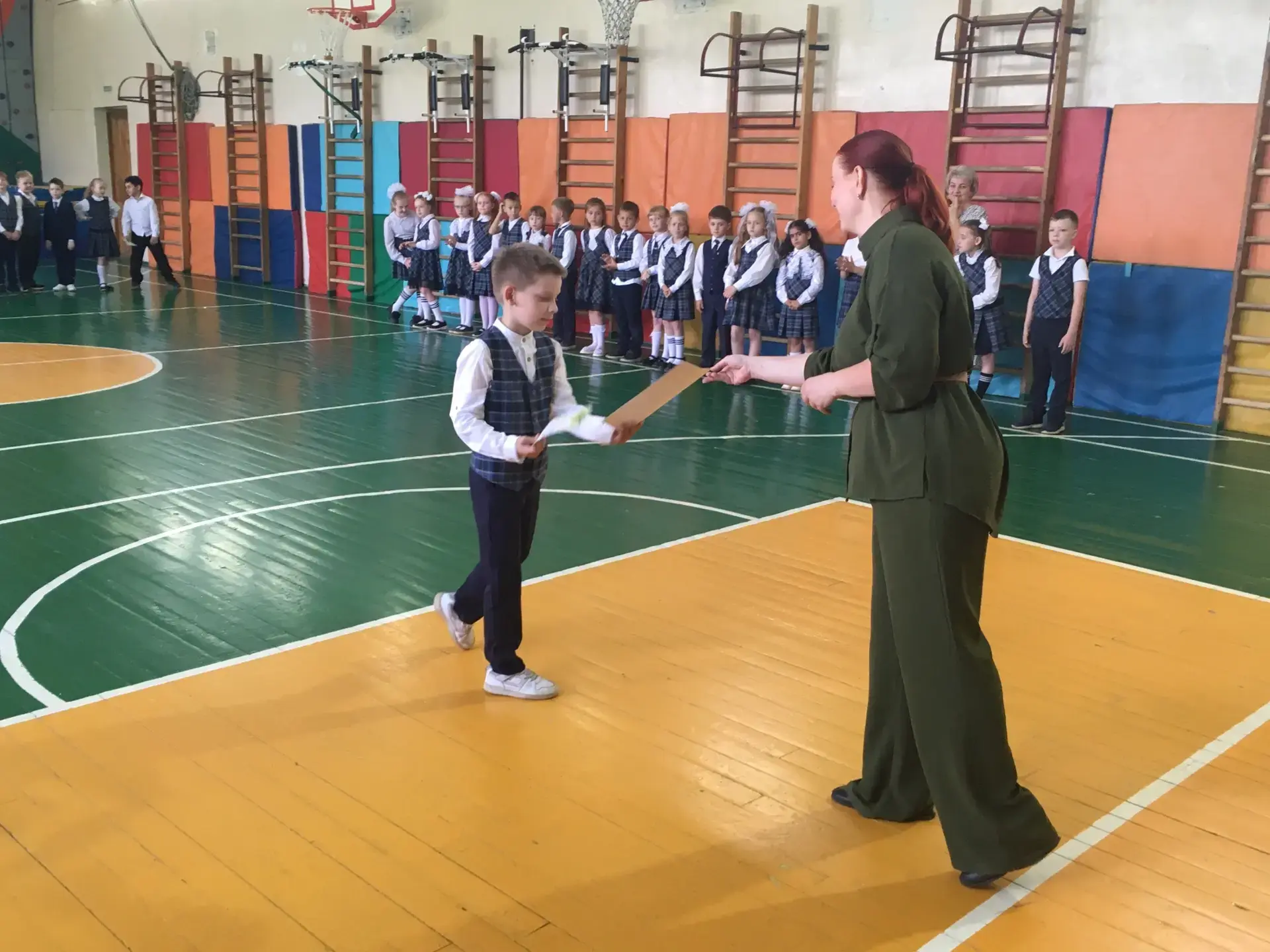 📌 Подводим итоги четверти: 1, 2 и 3 классы ✅  Сегодня, 25 мая, на линейке мы подвели итоги четверти.