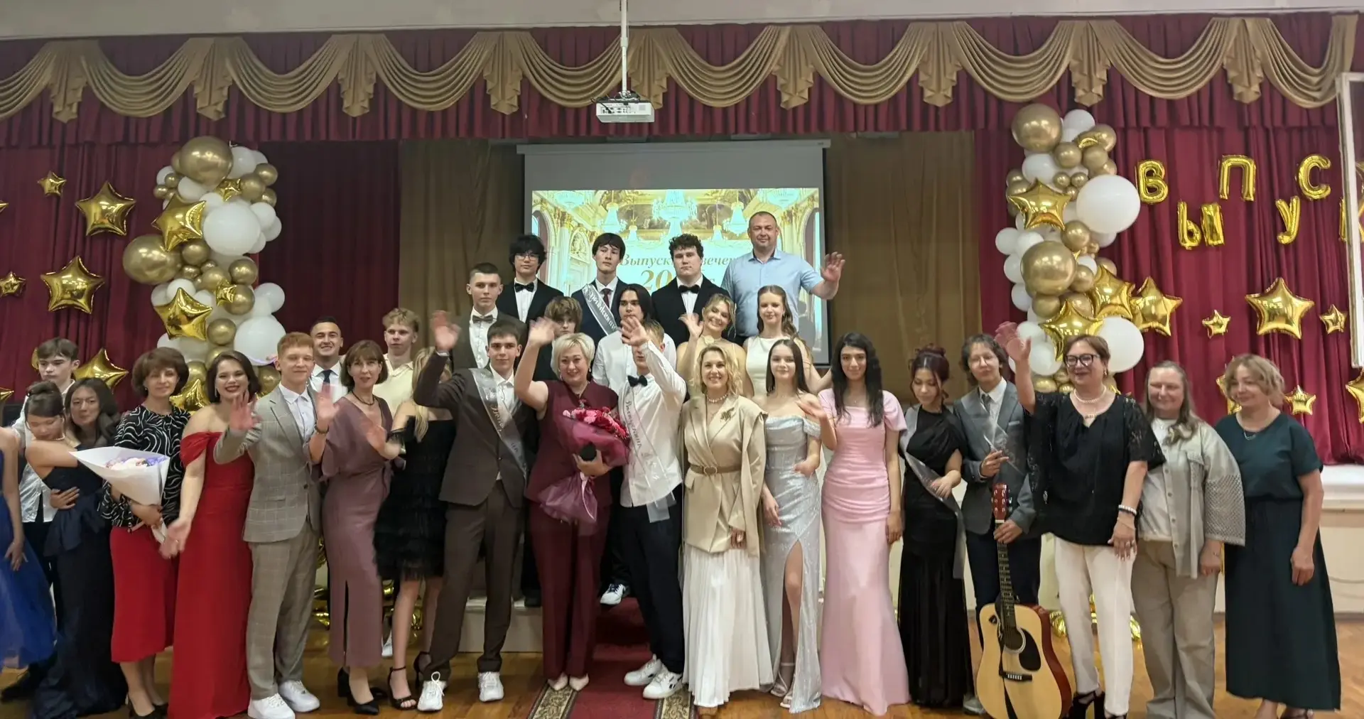 ✨ Светлая грусть и яркие надежды:выпускной 11-го класса! ✨

🎓 Сегодня стены нашей школы стали свиде
