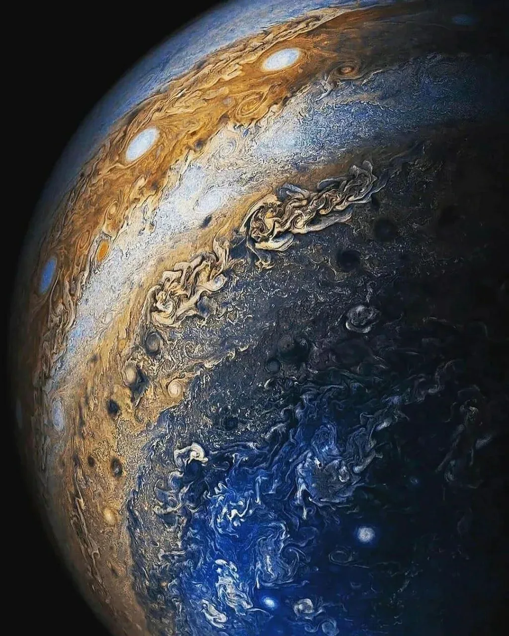 Невероятно четкие изображения Юпитера, сделанные аппаратом Juno 😍