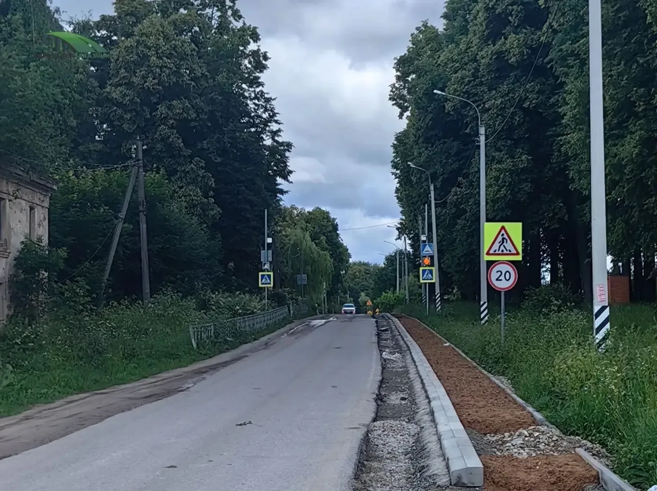 В деревне Красный городок Ферзиковского округа продолжаются работы по обустройству тротуара.

В этом