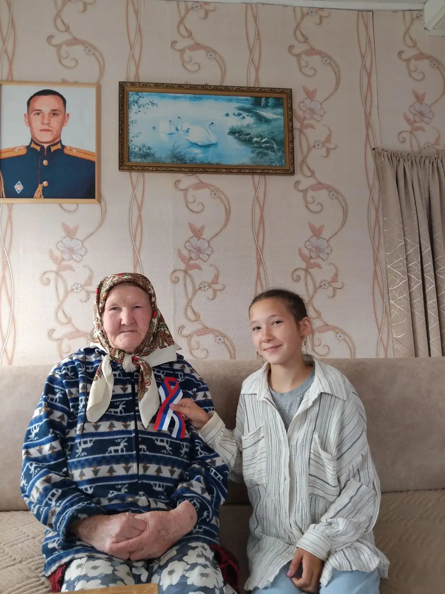 Три цвета единства: как активисты поздравляют жителей с Днем Российского Флага